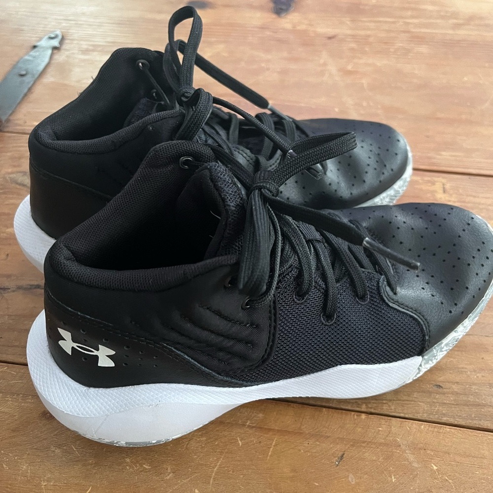 Under Armour Black and White Basketball Sneakers Mid-Top Design Unisex Big Kid 5